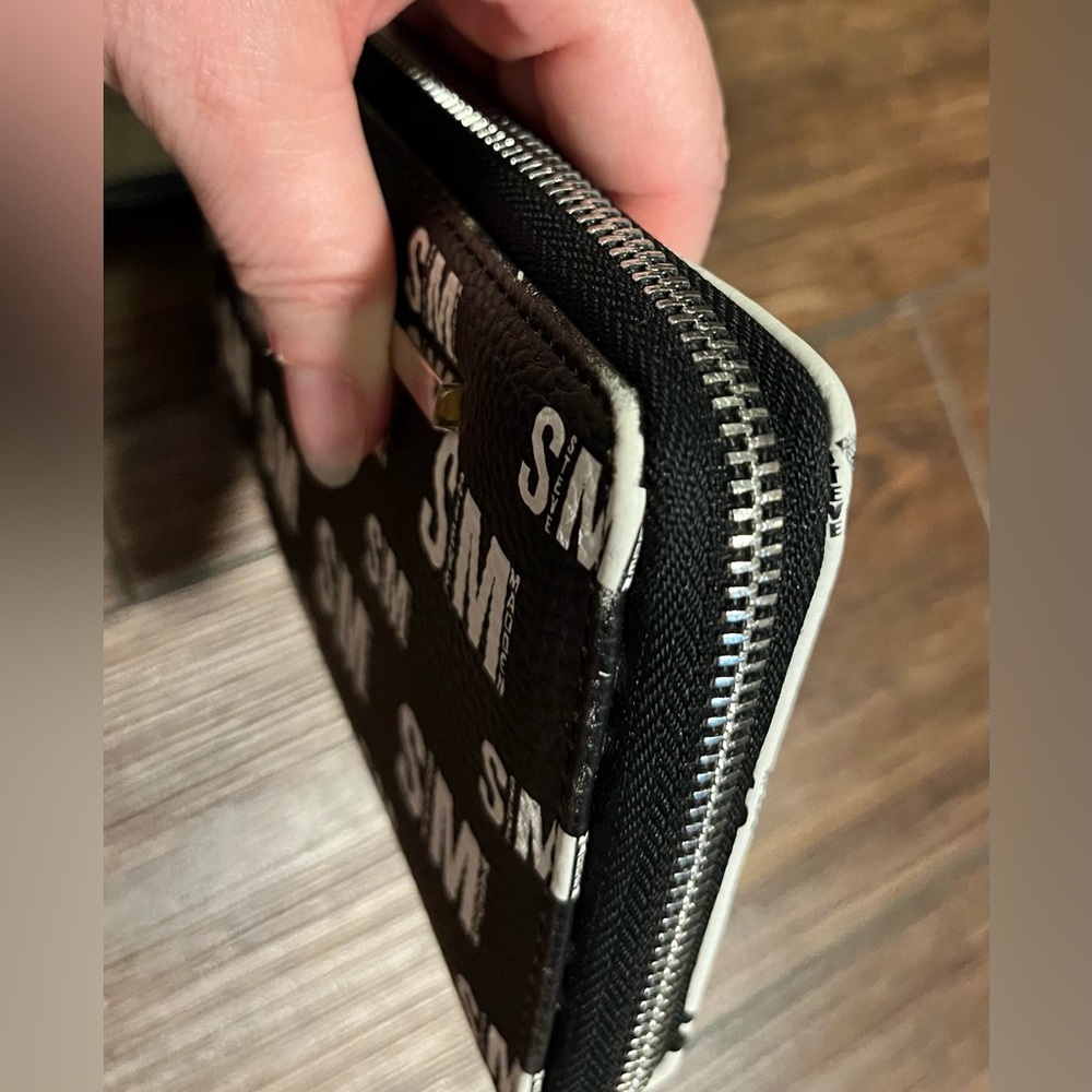 Steve Madden wallet/wristlet.  Zipper closure. Lots of space. Black & white. - Picture 8 of 15